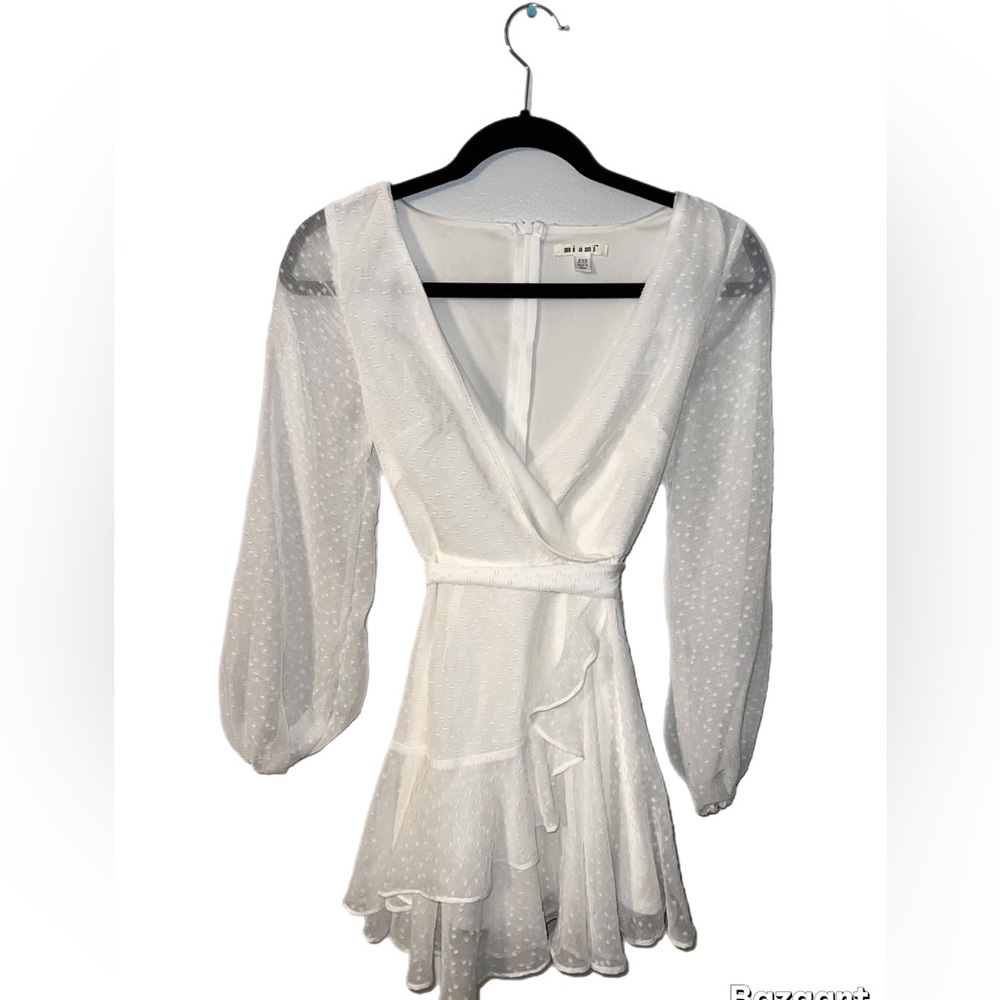 Gorgeous Francesca’s Collections White Long Sleeved Wrap Dress F14